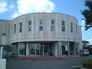 円筒形の形状が特徴的な豊野地区公民館の外観の写真（「豊野地区公民館」のページへリンク）